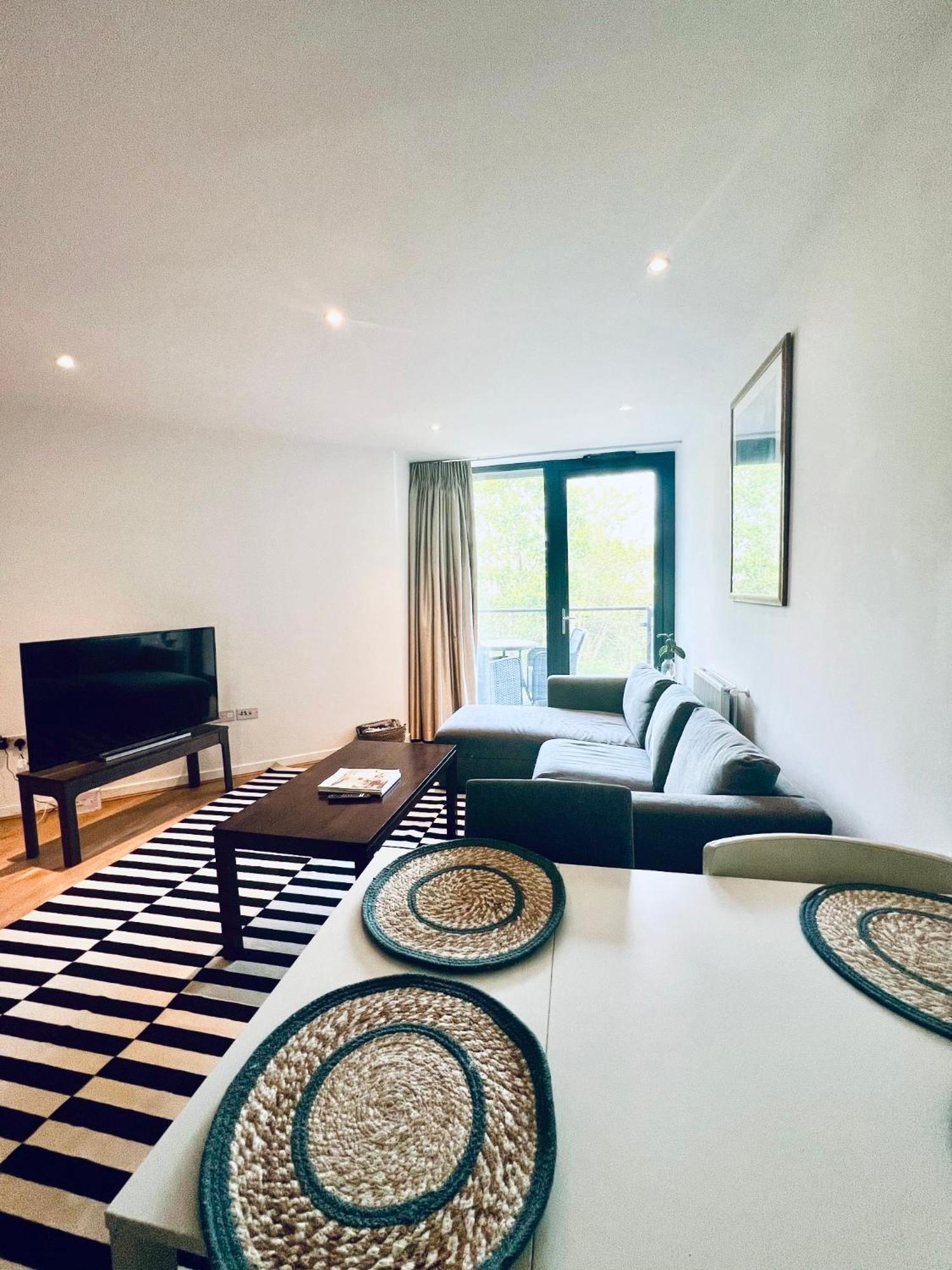 Spacious And Luxury 2 Bed 2 Bath Just 5 Minutes Walk From The Underground Appartamento *