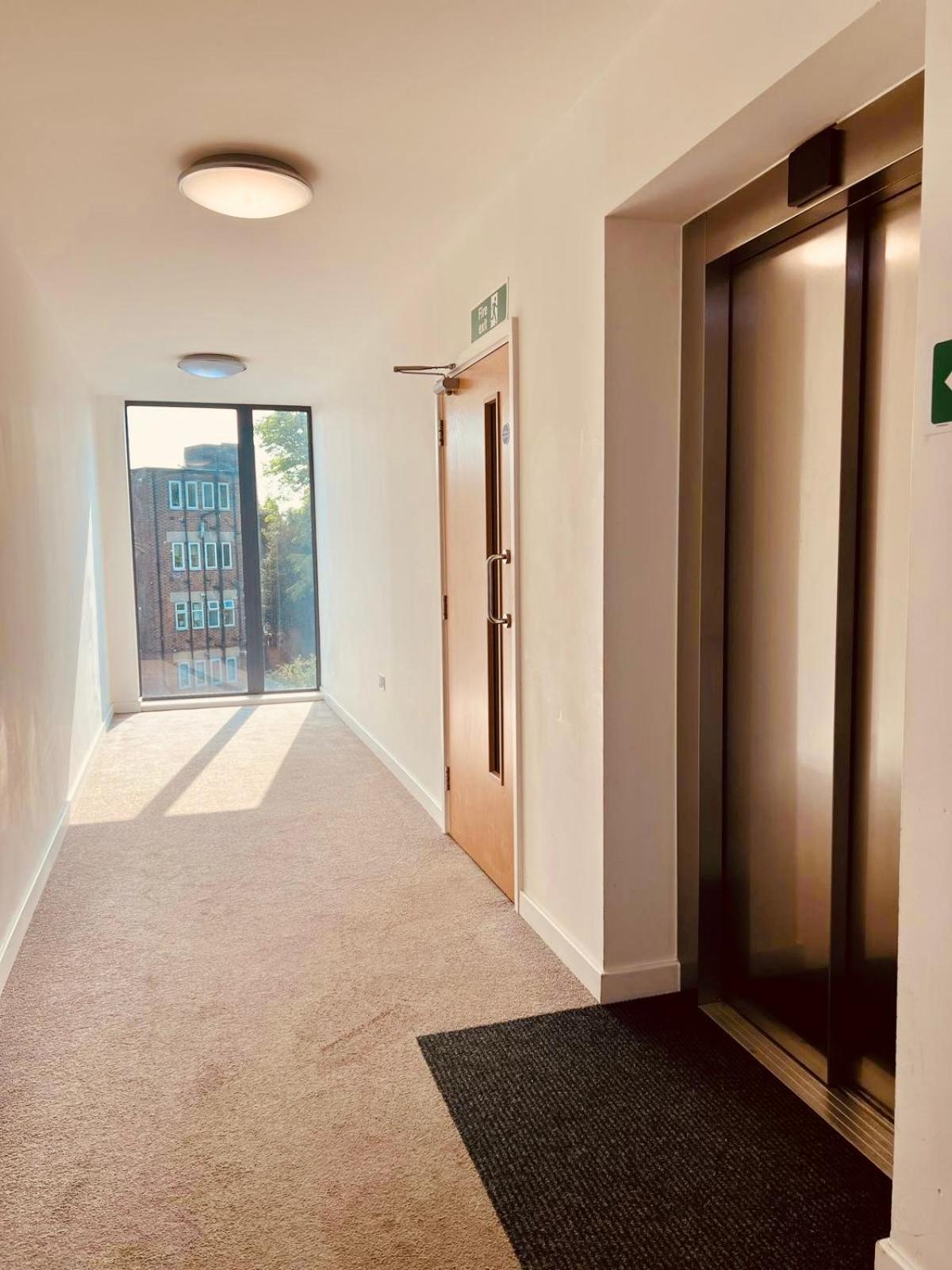 Spacious And Luxury 2 Bed 2 Bath Just 5 Minutes Walk From The Underground Appartamento Londra