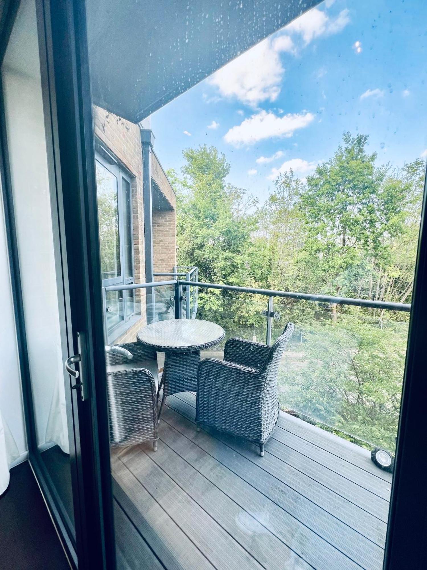 Spacious And Luxury 2 Bed 2 Bath Just 5 Minutes Walk From The Underground Londra
