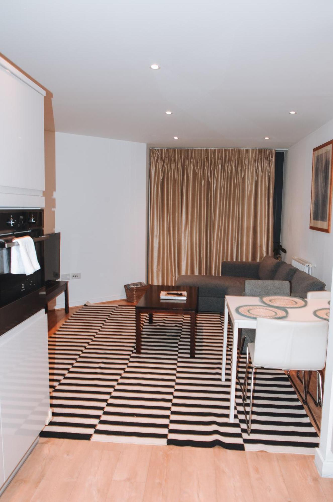 Spacious And Luxury 2 Bed 2 Bath Just 5 Minutes Walk From The Underground * Londra