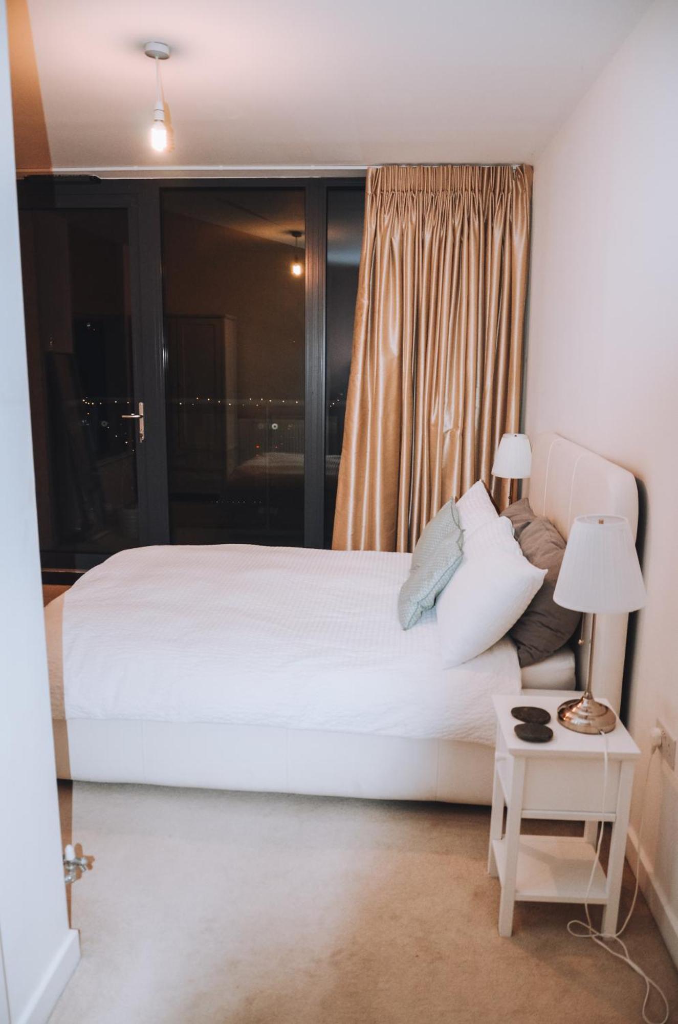 Spacious And Luxury 2 Bed 2 Bath Just 5 Minutes Walk From The Underground Appartamento *