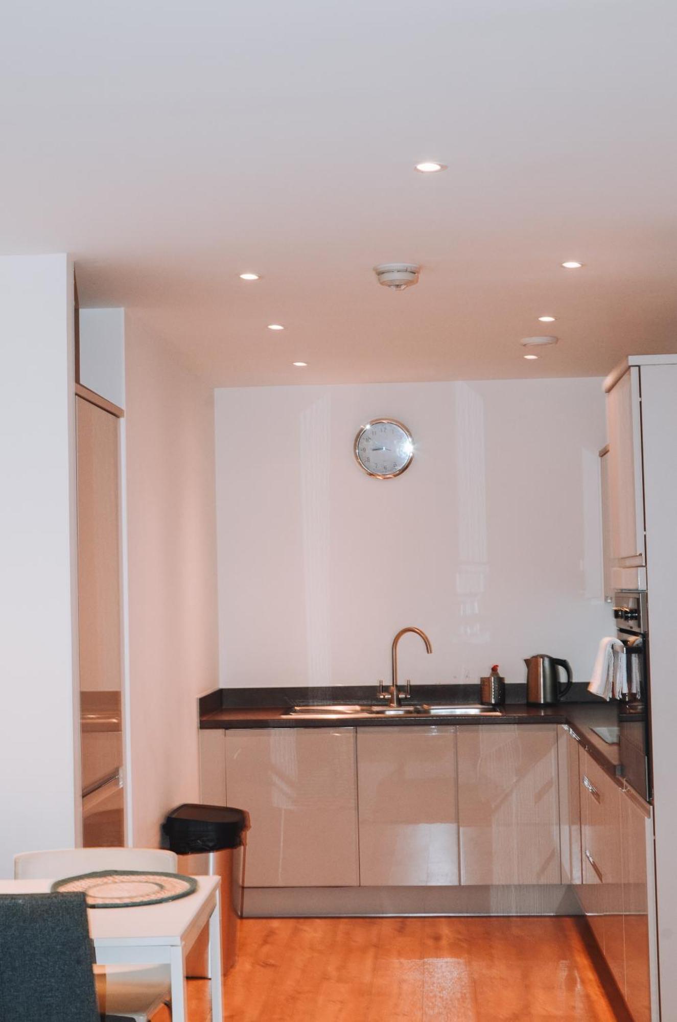 Spacious And Luxury 2 Bed 2 Bath Just 5 Minutes Walk From The Underground * Londra