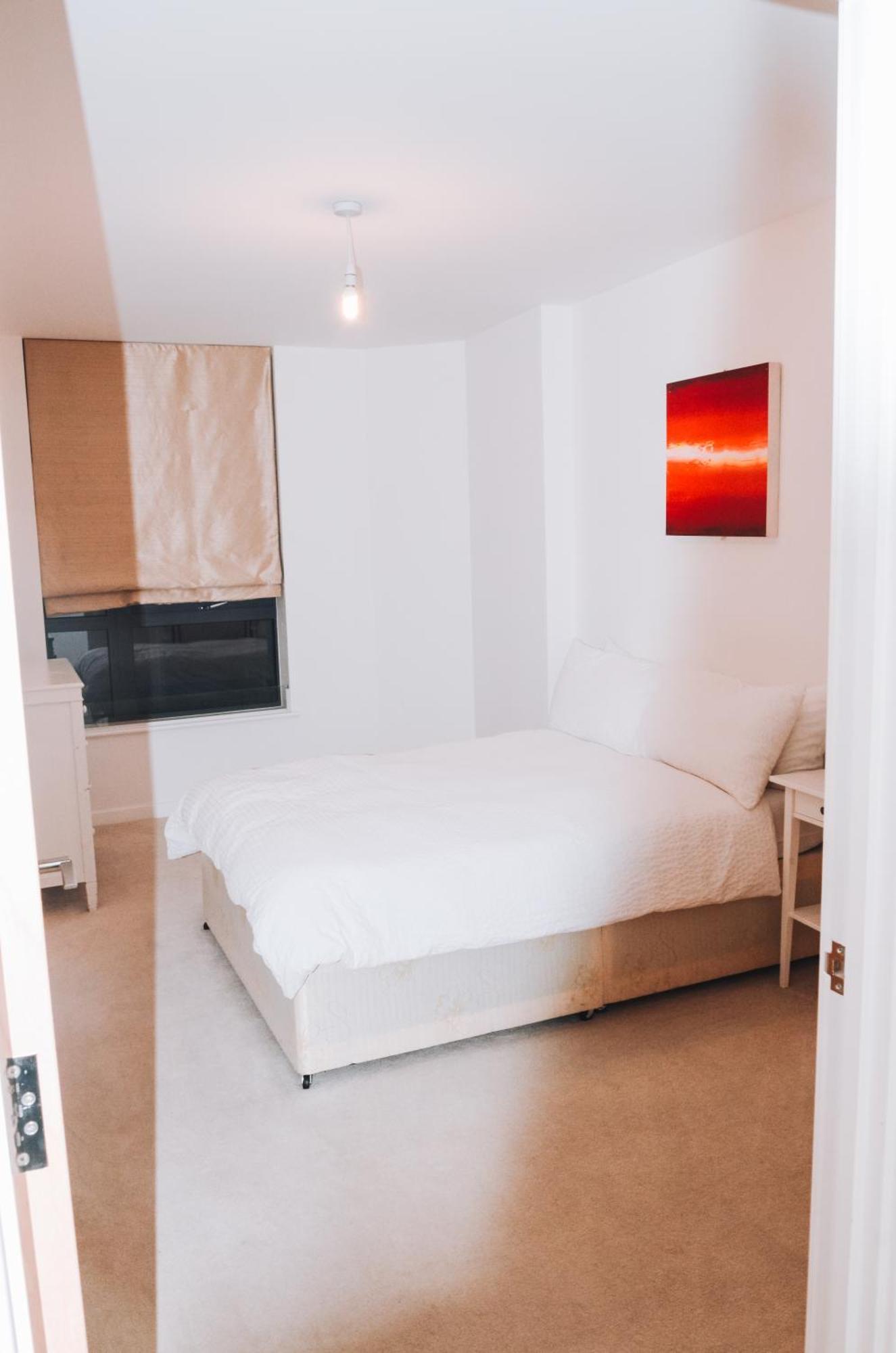 Spacious And Luxury 2 Bed 2 Bath Just 5 Minutes Walk From The Underground * Londra