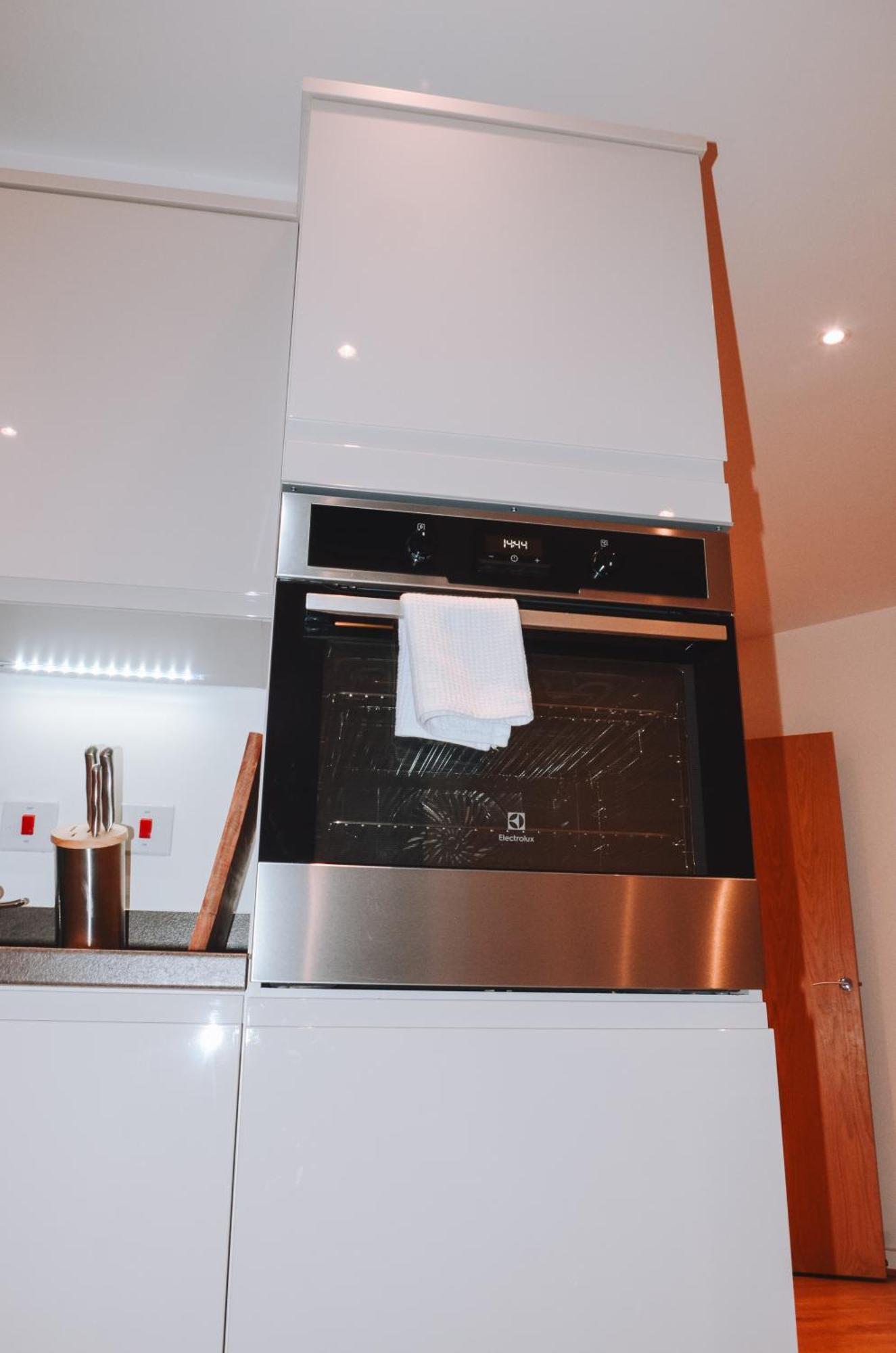 Spacious And Luxury 2 Bed 2 Bath Just 5 Minutes Walk From The Underground Londra