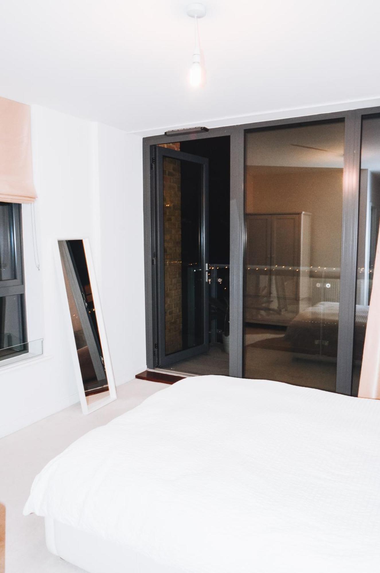 Spacious And Luxury 2 Bed 2 Bath Just 5 Minutes Walk From The Underground * Londra