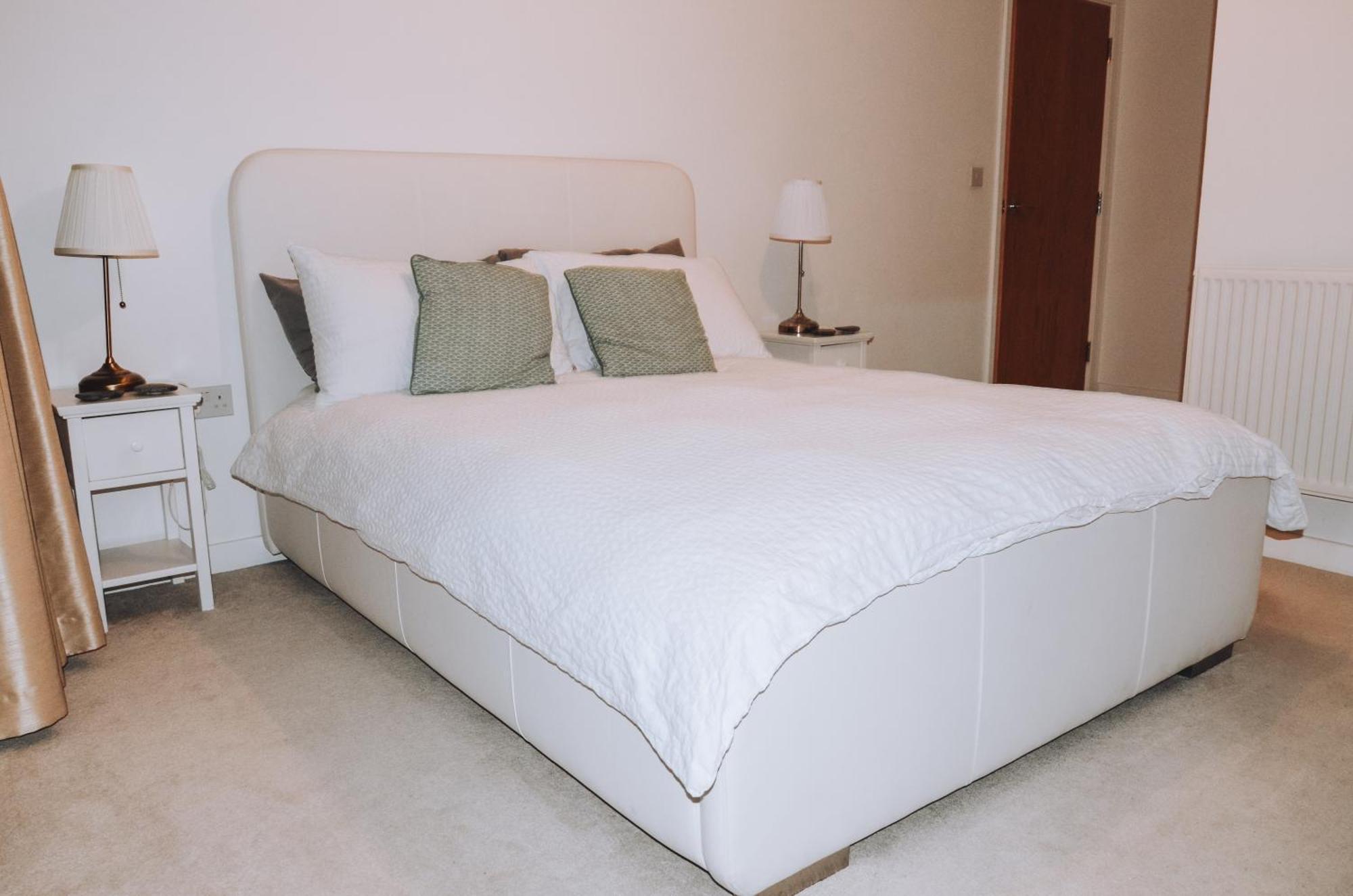 Spacious And Luxury 2 Bed 2 Bath Just 5 Minutes Walk From The Underground Londra